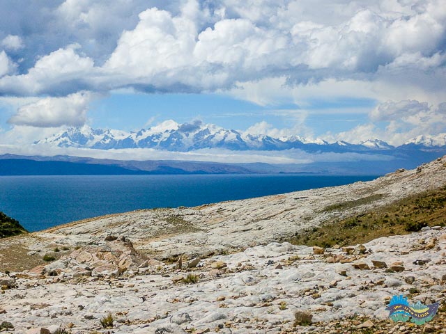 Vista do lago Titicaca e da Cordilheira dos Andes. Isla del Sol - Vista do lago Titicaca e da Cordilheira dos Andes.