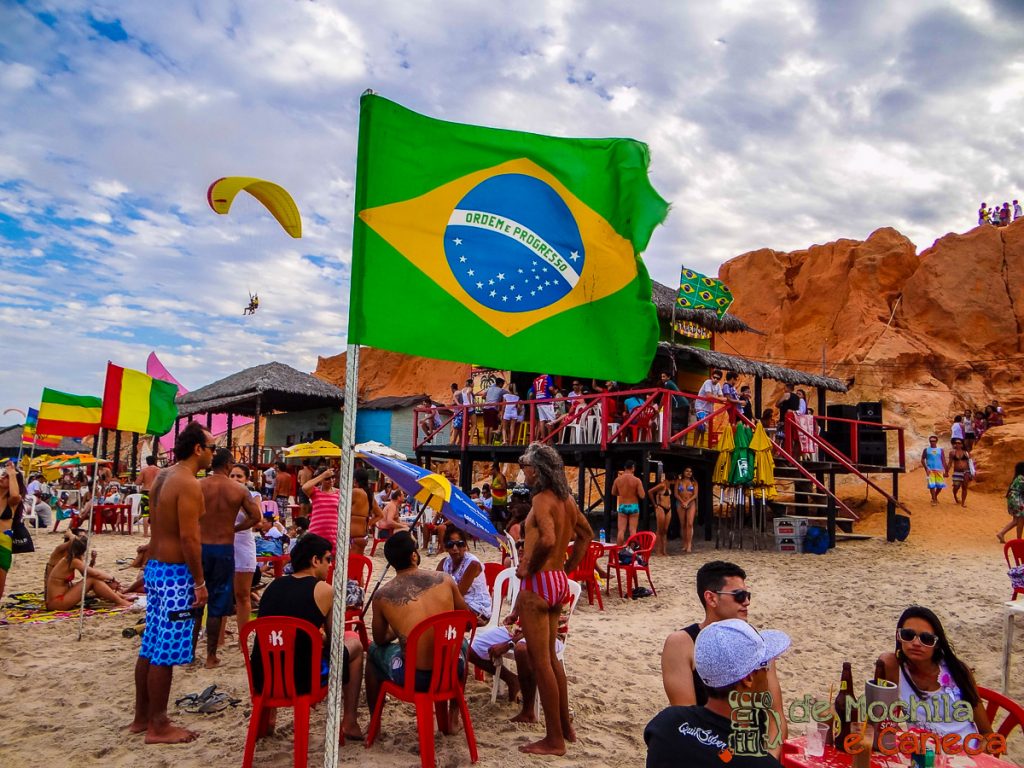 Praia lotada em Canoa Quebrada.