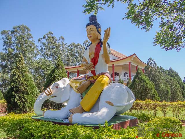 Bodhisattva Samantabhadra: Representa a felicidade ou o amor. Templo Budista -Bodhisattva Samantabhadra