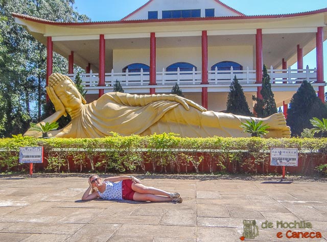 A Paty e a foto básica na frente ao Buda Shakyamuni.