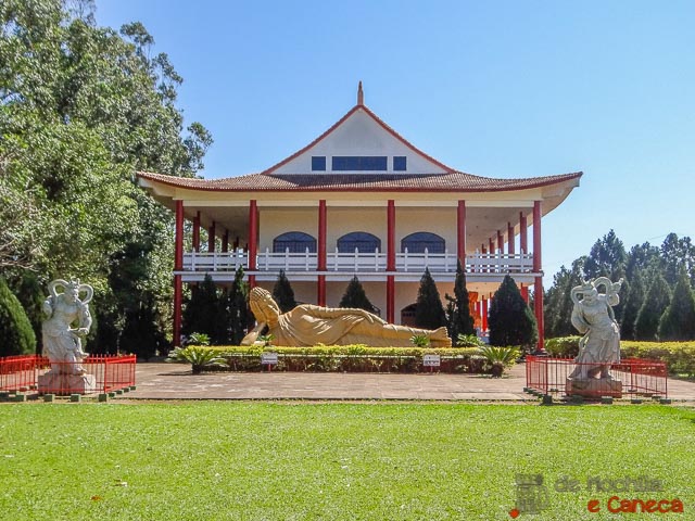 O templo Budista e os 2 guardiões. O templo Budista e os 2 guardiões.