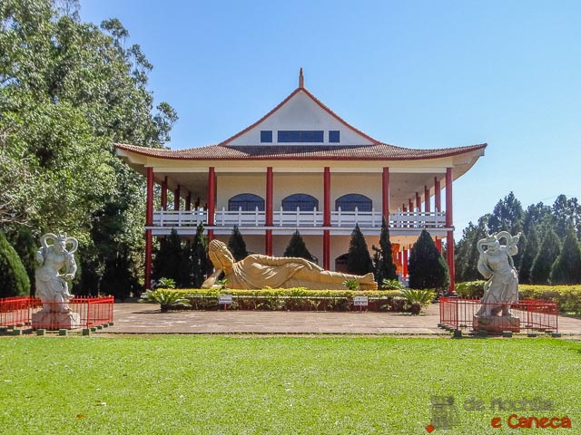 O templo Budista e os 2 guardiões. 