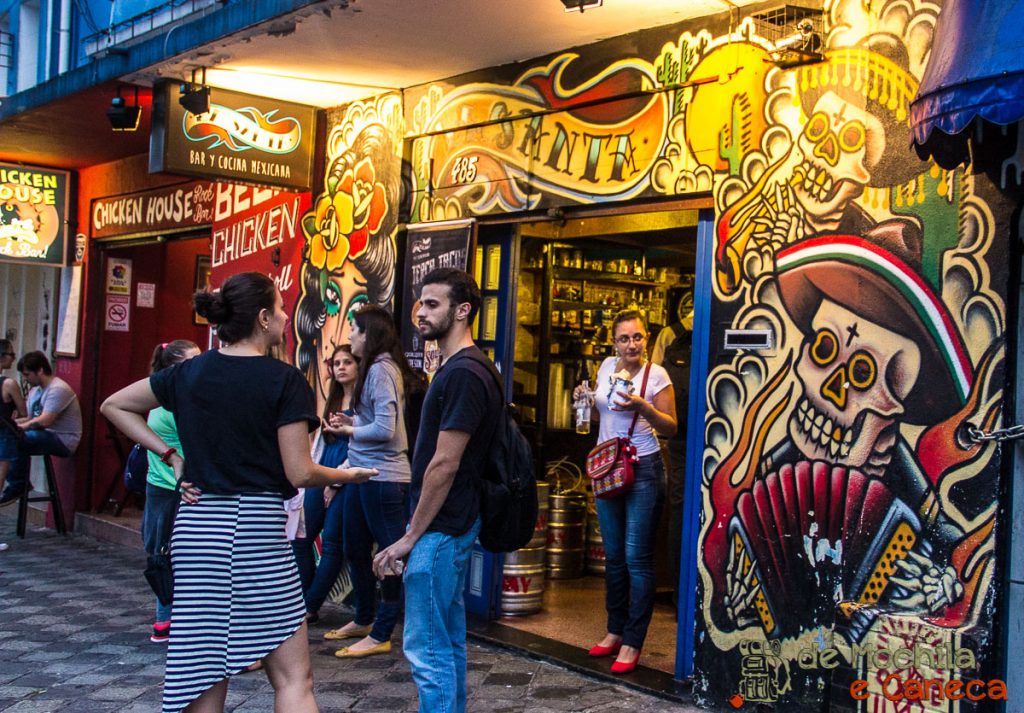 la santa bar-bares com temática latina