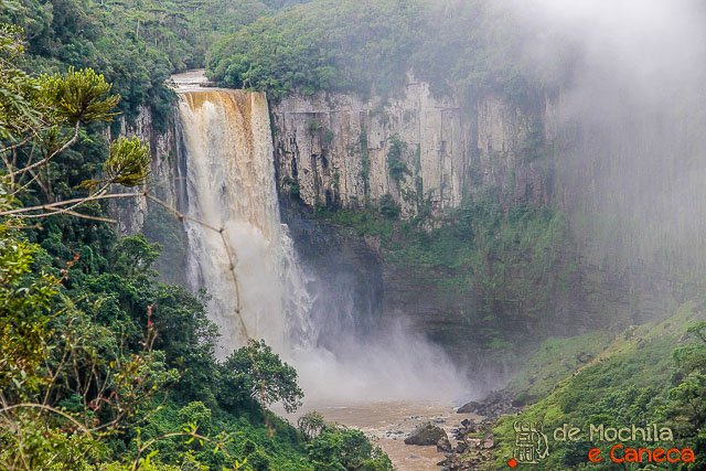 Salto São João visto à partir do mirante.