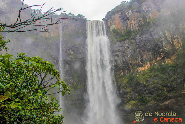 Vista quase da base da cachoeira. Vista quase da base da cachoeira.