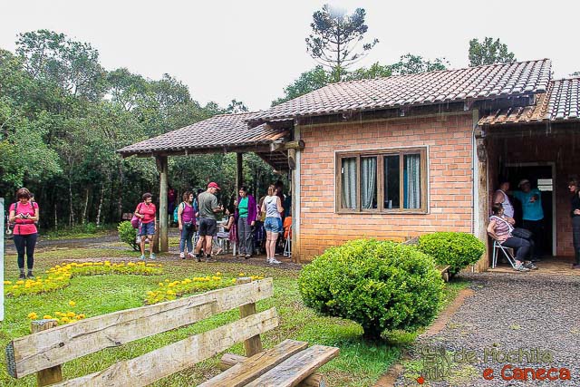 O centro de controle de visitantes e a lanchonete anexa (esq.). O centro de controle de visitantes.