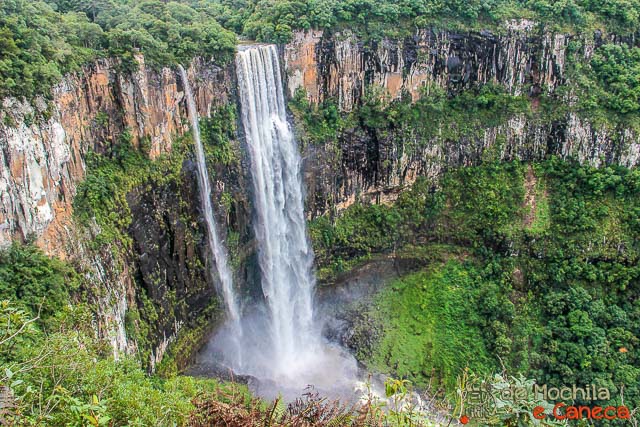 Vista da Cachoeira Menor (esq.) e do Salto São Francisco (esq.).