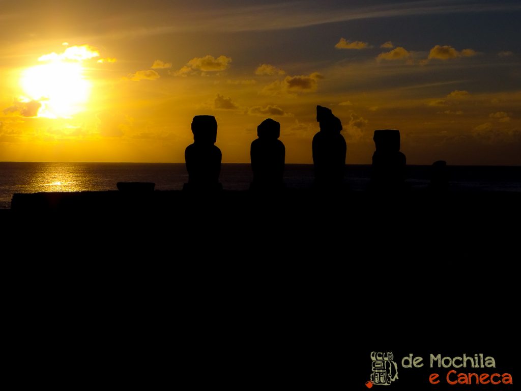 Ahu Vai Ure - Ilha de Páscoa Vulcão Rano Kau Rapa Nui- Ilha de Páscoa - sunset