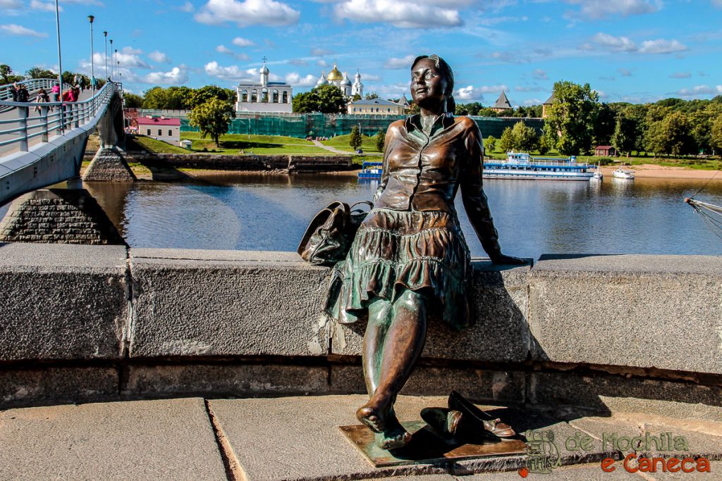 A "garota viajante" descansa com o Rio Volkhov ao fundo.