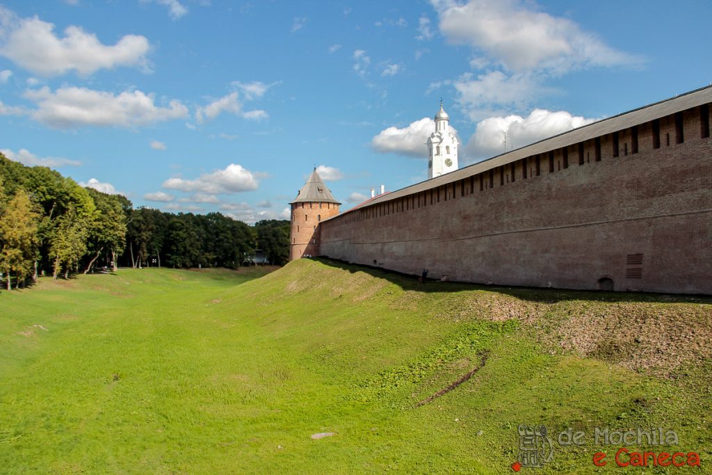 Veliky Novgorod-Muralhas do Kremlin.