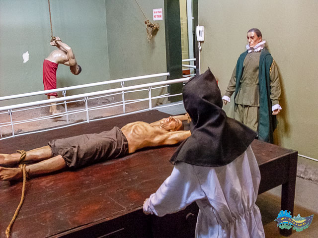 O carrasco, o médico e o torturado no Potro (aos fundos a Garrucha).