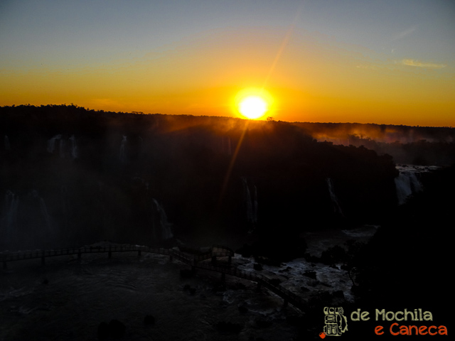 Lado brasileiro das Cataratas do Iguaçu e o pôr do sol Pôr do Sol.