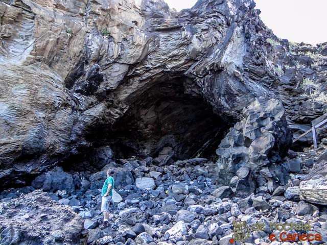 Cavernas da Ilha de Páscoa Cavernas da Ilha de Pascoa - Rapa Nui (1)