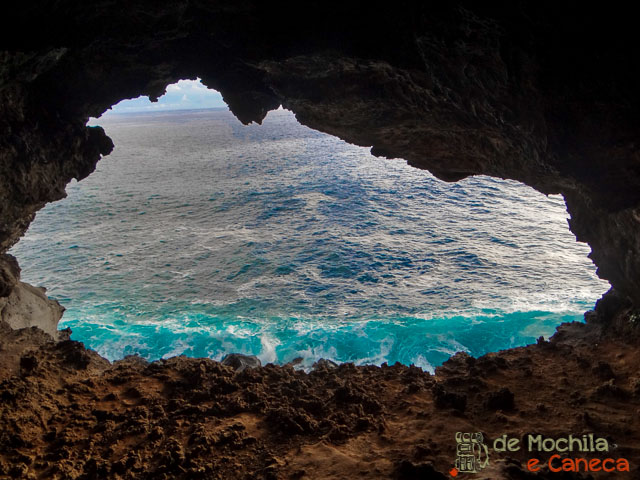 Uma das janelas da caverna das duas janelas. Cavernas da Ilha de Pascoa - Rapa Nui (16)