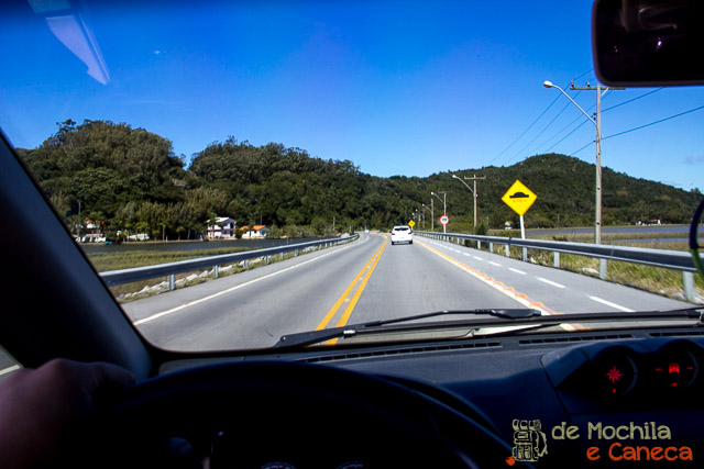 Ruas asfaltadas levam até o Farol de Santa Marta. farol-de-santa-marta-28
