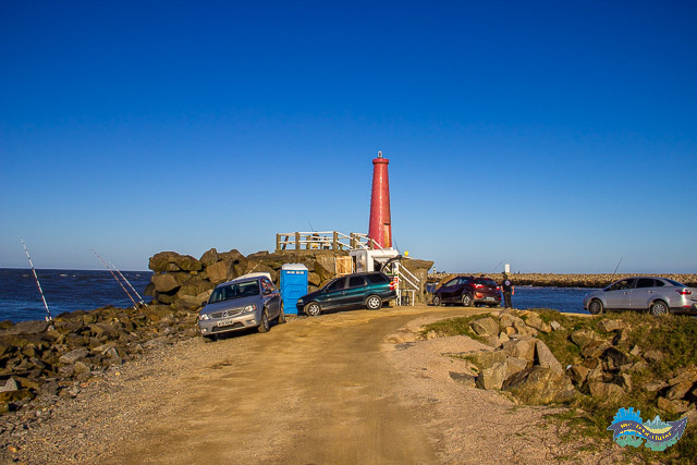 Farol no final do Molhe e os pescadores.