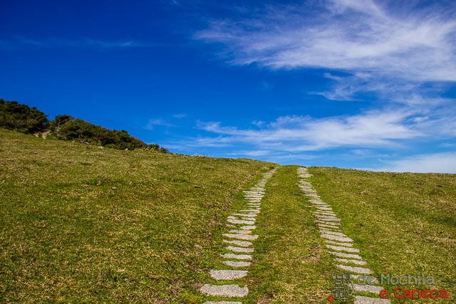Trilha da Praia do Rosa até a Praia do Luz Pequena subidinha pra esquentar.