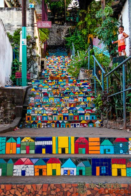 Escadaria colorida na Loma de San Jeronimo, em Assunção. 