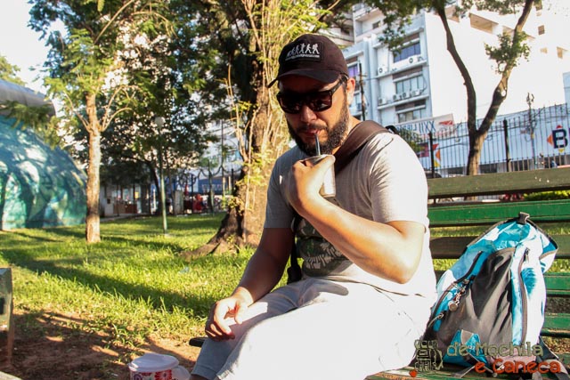 Tomando um tererê em um parque de Assunção. 