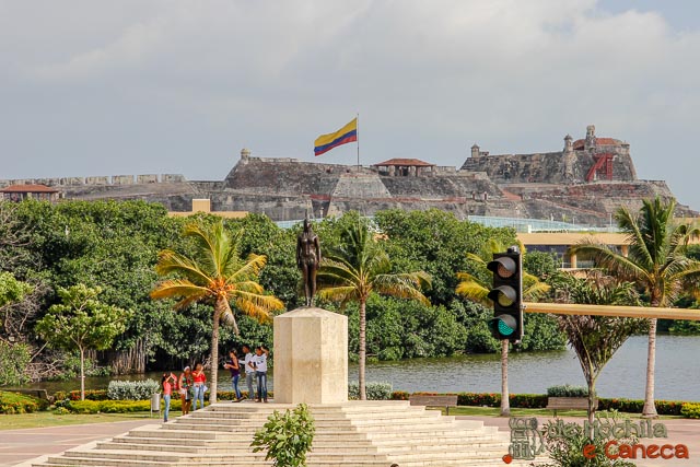 Monumento India Catalina - Cartagena Imagem da Fortaleza de San Felipe de Barajas e India Catalina.