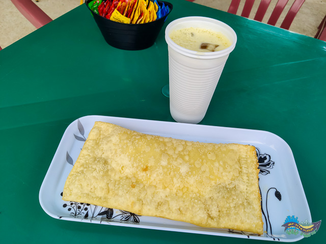 Pastel e Caldo de Cana na Estrada da Graciosa. Pastel na Estrada da Graciosa
