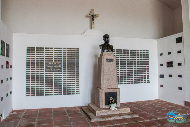 O interior do Panteão e os combatentes no Cerco da Lapa.