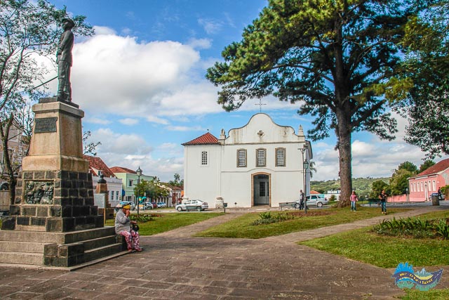 Um pedacinho da Praça General Carneiro, frente a Igreja Matriz da Lapa.