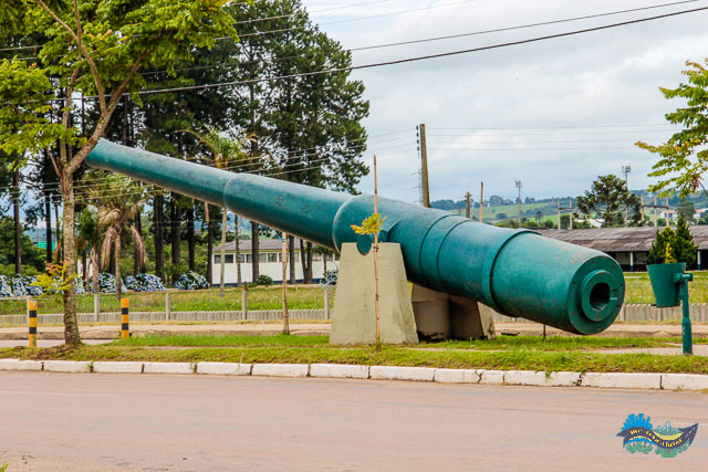 Canhão militar na Av. das Tropas.