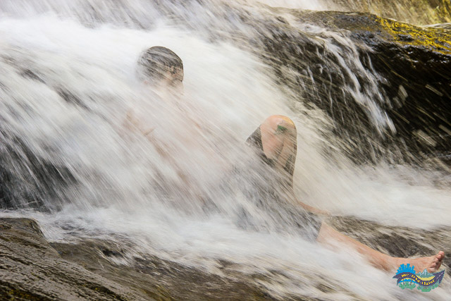 Refrescando a alma em uma das cachoeiras de Corupá.