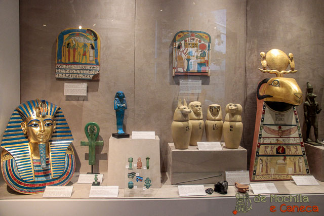 Parte do Acervo do Museu Egípcio de Curitiba. Curitiba em dia de chuva-Museu Egípcio de Curitiba.