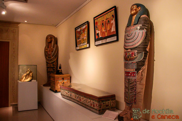 Museu egípcio e Vera Cruz em Curitiba. Curitiba em dia de chuva-Museu egípcio e Vera Cruz em Curitiba.
