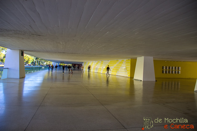Edifício Castelo Branco - Museu Oscar Niemeyer Curitiba em dia de chuva- Museu do olho