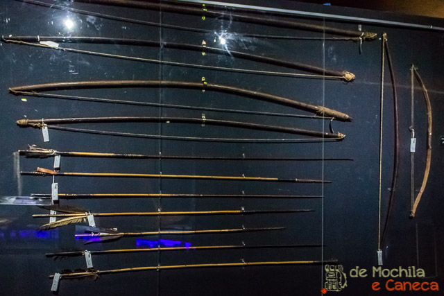 Arcos e flechas utilizados por indígenas da etnia Guarani. Arco e flecha