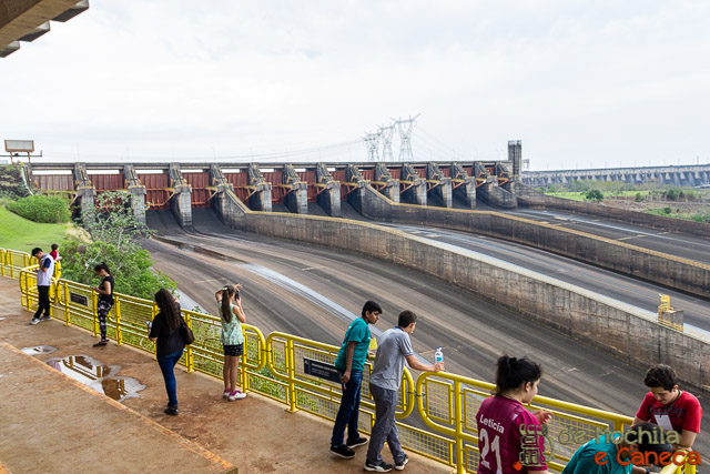 Usina Binacional de Itaipu pelo lado Paraguaio-vertedouro.
