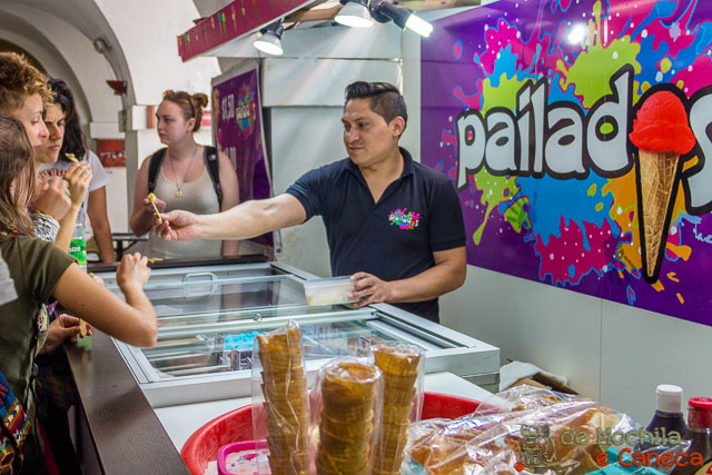 Participantes do Free Walking Tour provando o sorvete de Paila equatoriano. Quito-Helado de Paila.