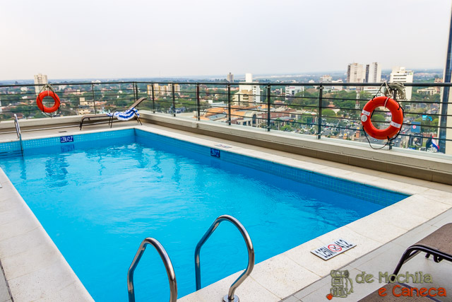 Hotel Aloft Asunción. Vista da cidade e piscina.