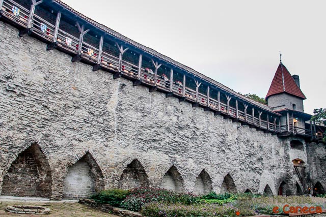 Muralhas e torres de Tallinn. Centro Histórico de Tallinn-Talin.