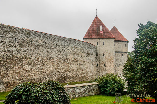 Muralhas e torres de Tallinn. Centro Histórico de Tallinn-Talin