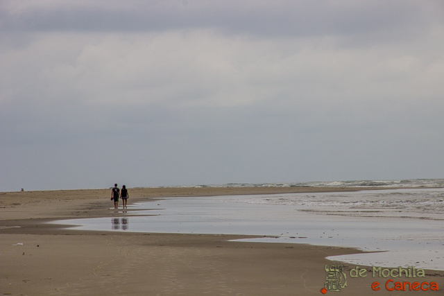 Caminhada até a praia deserta. 