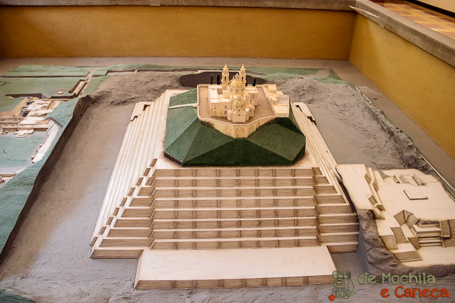 Maquete da Pirâmide de Tepanapa - vista lateral. Maquete da Pirâmide de Tepanapa