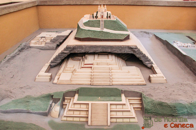 Maquete da Pirâmide de Tepanapa - Vista frontal (mostra de sobreposições). Grande Piramide de Cholula-maquete