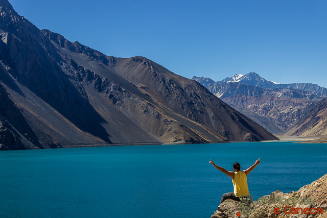Embalse el Yeso Embalse el Yeso - Cajon del maipo, visual das montanhas nevadas e do lago azul.