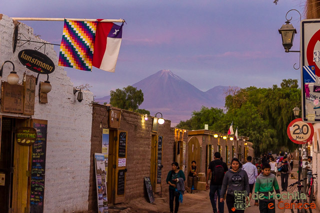 Final de Tarde em San Pedro de Atacama. San Pedro do Atacama com Vulcão ao fundo e casas andinas