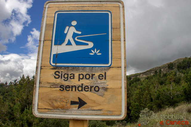 trilha que contorna a cratera do Vulcão Quilotoa-