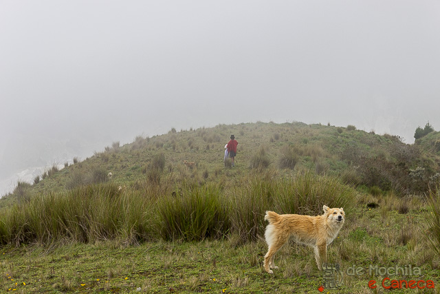 trilha que contorna a cratera do Vulcão Quilotoa-Chola