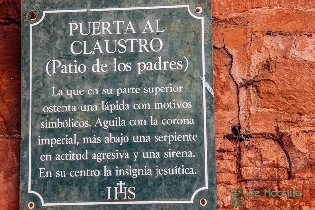 Até a lagartixa quer ficar por dentro da história das ruínas! 