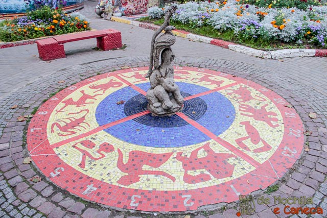 Relógio solar. Relógio solar. Pátio de Mosaico