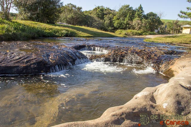 Piscina natural e Jacuzzi logo na entrada do Balneário. Piscina natural e Jacuzzi logo na entrada do Balneário.