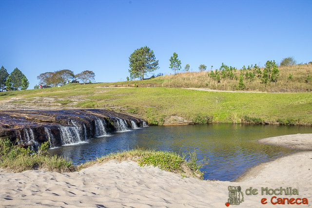 Prainha e cachoeira. 