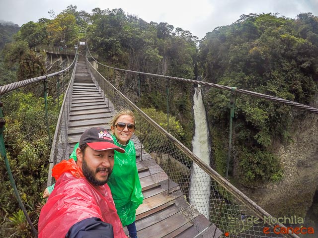 Voltando pela ponte , desta vez vazia. Voltando pela ponte , desta vez vazia.